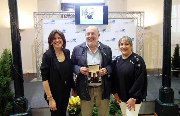 Luis Arias, con su 'Desde la plaza del Carbayón', entre Paz de Alvear y Marta Magadán 