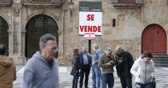 Cartel de 'Se vende' colocado ayer frente al Revillagigedo por la plataforma. 