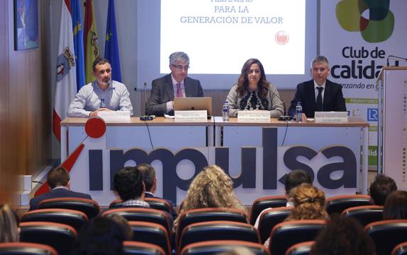 Luis Díaz, coordinador de Gijón Impulsa; Antonio González, director general de trabajo; Pilar González, directora de calidad de la Universidad, y Marino Zapatero, gerente del Club de Calidad. 