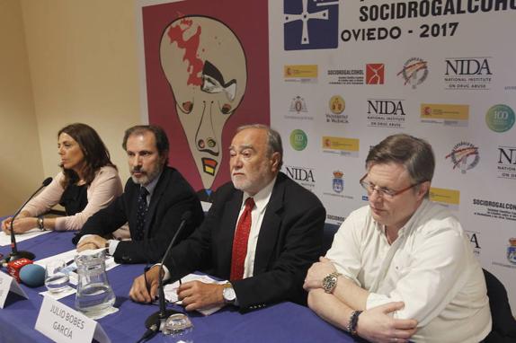 Nuria Guisández, Juan Carlos González, Julio Bobes y Eduardo Carreño, en la presentación. 
