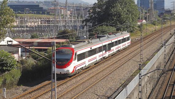 Tren de cercanías en las inmediaciones de Oviedo. 
