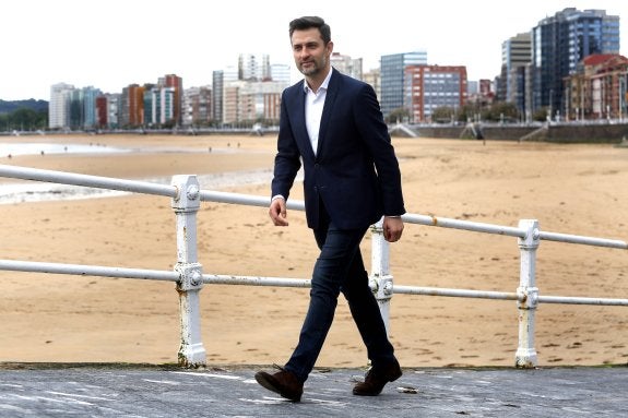 José María Pérez, en la playa de San Lorenzo, subiendo por la rampa de la Escalera 2 del Muro. 