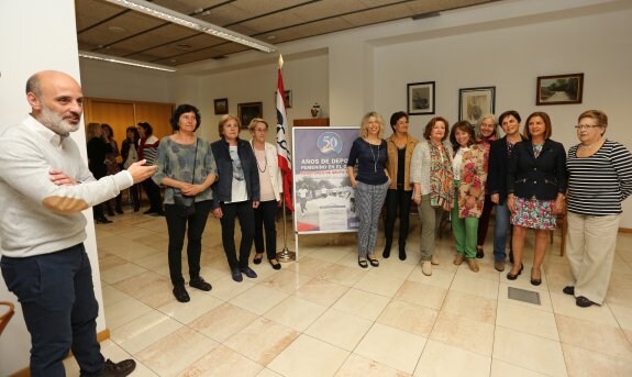 Antonio Corripio, presidente del Grupo Covadonga, con las primeras mujeres socias de la entidad, durante el homenaje. 