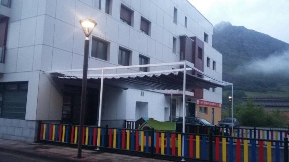 El toldo de la escuela infantil y de cuyo riesgo advierte Somos Morcín.