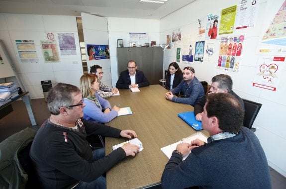 Reunión de los intoxicados con el director general de Salud Pública el pasado mes de febrero. 
