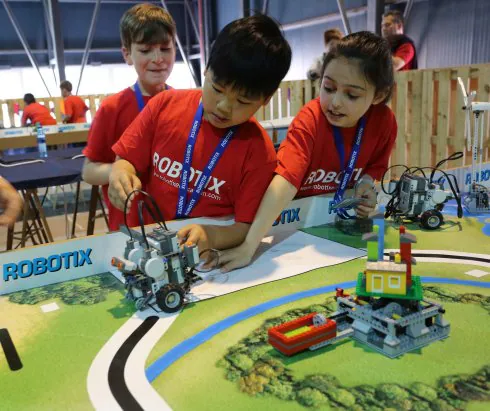 Los niños vencen problemas de movilidad con robots. 