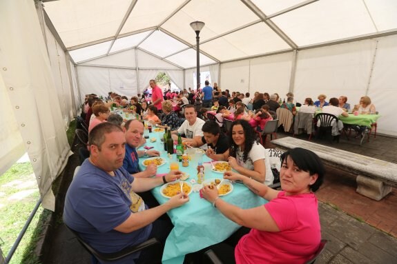 Decenas de vecinos compartieron mesa en Los Campos. 