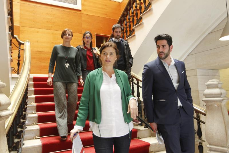Montserrat López y Rubén Hildago, y parte del equipo, antes de explicar el proyecto para Tabacalera.