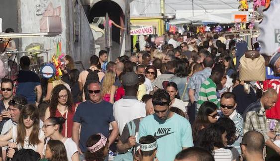 Gente en el recinto de la Semana Negra. 