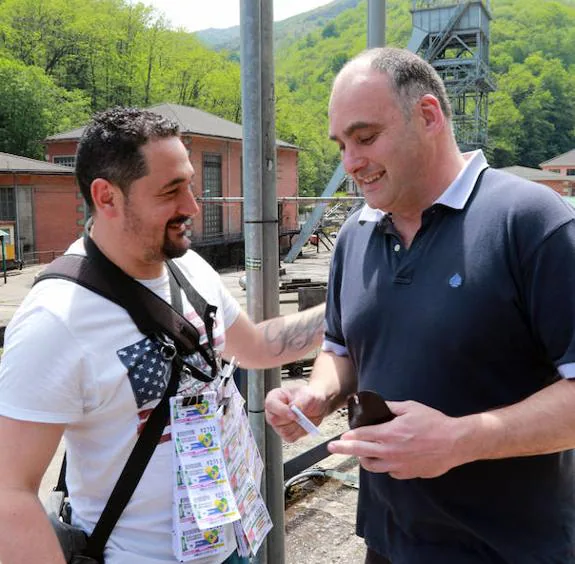 El vendedor entrega los cupones a la entrada del pozo. 