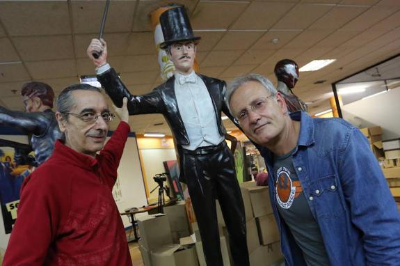 José Luis Paraja y Ángel de la Calle, en los locales de la Semana Negra, junto a una de las figuras de personajes del género negro. 