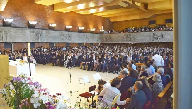 Funeral celebrado en Madrid, en el Colegio de Nuestra Señora del Recuerdo, en memoria de José Amián y su novia. 