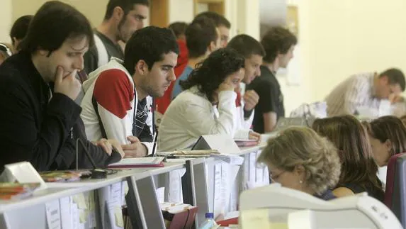 Estudiantes de la Universidad de Oviedo, en plena matriculación.