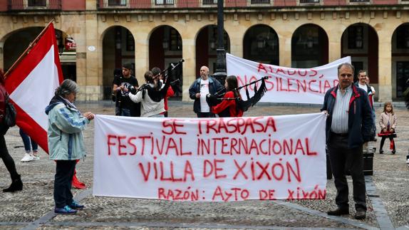 Protesta de la Banda de Gaitas Villa de Gijón para reclamar la subvención de su festival