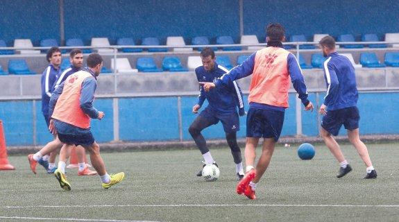 El entrenamiento de ayer se celebró bajo la lluvia en el campo de Santo Domingo en Miranda.