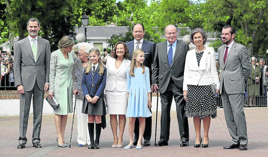 Sofía y Leonor, en compañía de los Reyes, sus abuelos, su bisabuela Menchu y su padrino, el príncipe Konstantin.