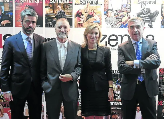 El consejero delegado de Vocento, Luis Enríquez, el escritor Arturo Pérez-Reverte, Mar Cohnen e Iñaki Arechabaleta, director de Negocio de la compañía. 