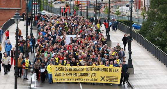 Cabecera de la manifestación, ayer, por el centro urbano de Langreo, que reclamó más financiación para concluir el soterramiento. 