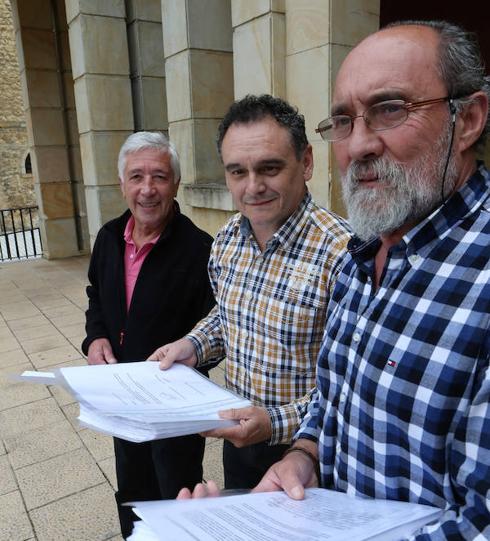 David Llamedo, Juan Cañal y Valentín Medina, con las firmas. 