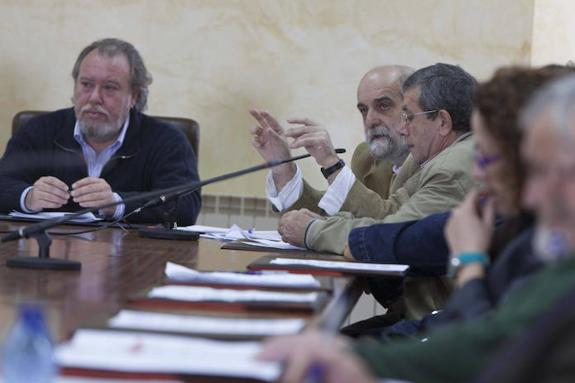 Enrique Bueno, durante una intervención en un Pleno, con el secretario municipal, también encausado, a su derecha 