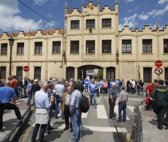 Una protesta en la fábrica de armas. 