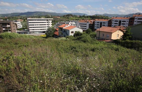 La parcela que se adecuará en los próximos meses como zona verde, ahora llena de maleza. 