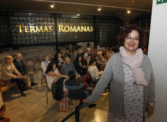 La profesora Carmen Guiral, antes de iniciar la charla. 