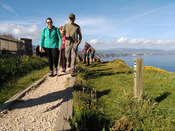 Sheila Méndez Mayo y Francisco Tirado Turiel, a la salida de la senda en el cabo de Busto. 