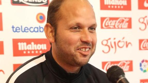 José Alberto López, entrenador del Sporting B, en una rueda de prensa. 