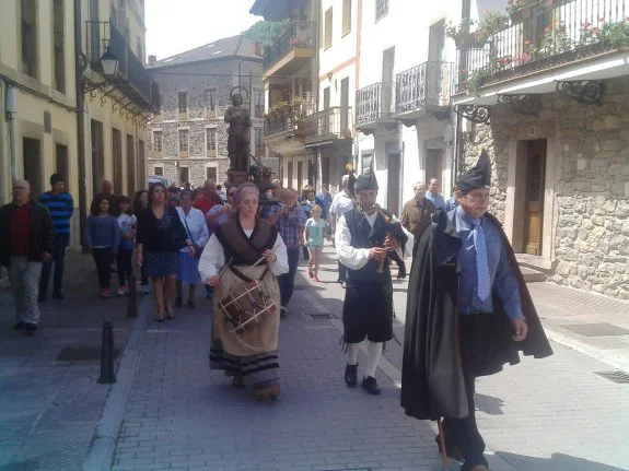 La procesión en honor a San Isidro Labrador por las calles de Belmonte de Miranda. 