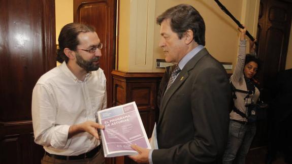 Emilio León y Javier Fernández, en las inmediaciones de la Junta.