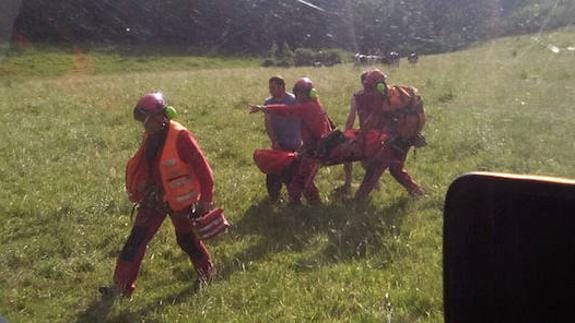 Evacuación del ganadero herido. 