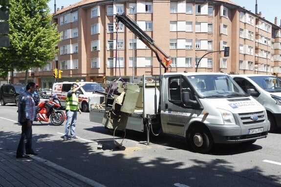 Un camión pierde la carga en Príncipe de Asturias