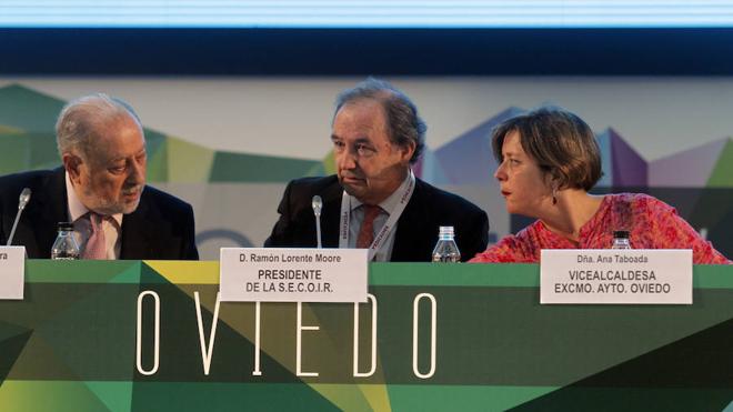 Gabino de Lorenzo y Ana Taboada junto a Ramón Lorente Moore, durante la inauguración del encuentro.