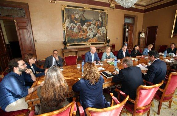 Reunión de los portavoces para modificar el orden del día del Pleno tras la dimisión de Blanco. 