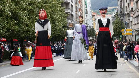Los gigantes volverán a desfilar por las calles de Oviedo. 