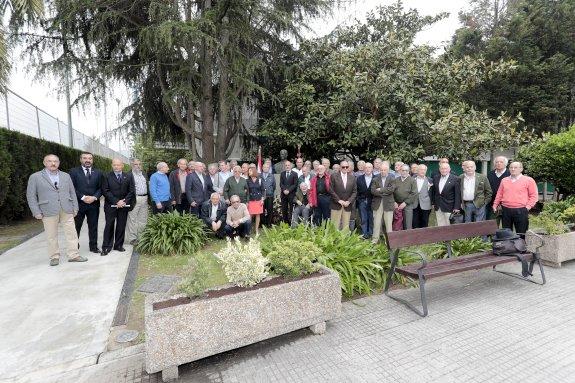 Los miembros de la Asociación de Veteranos y la directiva del Grupo tras el homenaje a los socios fallecidos, junto al busto de Jesús Revuelta. 