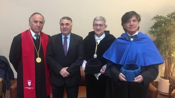 Teodoro Ribera Neumann, rector de la Universidad Autónoma de Chile; Edgardo Riveros, subsecretario de Relaciones Exteriores del Gobierno de Chile; Santiago García Granda, rector de la Universidad de Oviedo, y el catedrático Carlos López-Otín. 