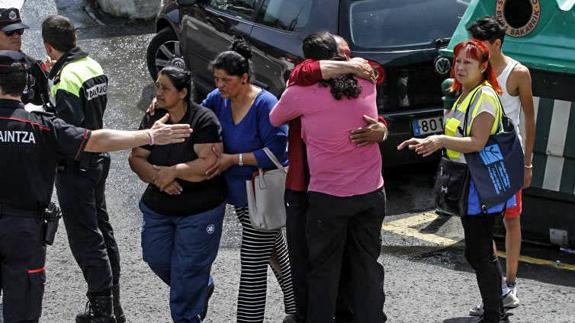 Familiares y conocidos de los ingresados en el hospital de Cruces.