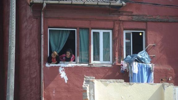 Vecinos, tras el incendio. 