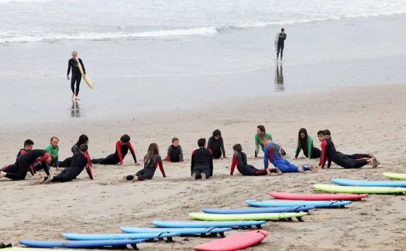 Cursillo de surf en la playa de Salinas. 