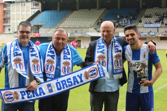 Jorge Rodríguez recibe su trofeo. :: MARIETA