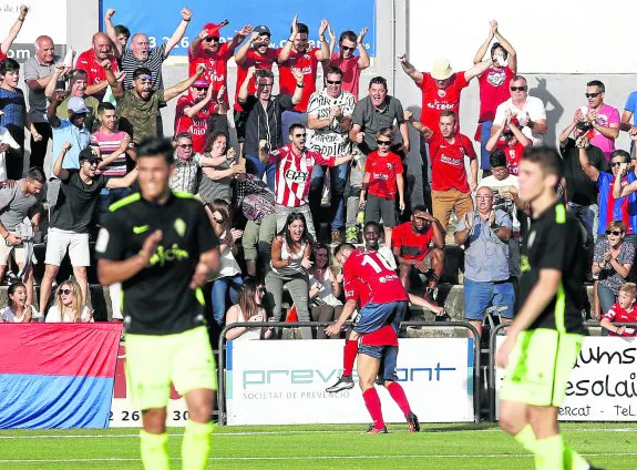 Los jugadores del Olot celebran el gol del empate ante la desilusión de los rojiblancos Cristian Salvador y Nacho Méndez. 