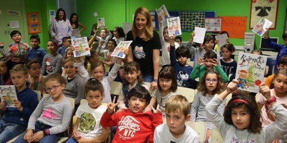 La autora, Dulce Victoria Pérez, ayer en el colegio Atalía. 