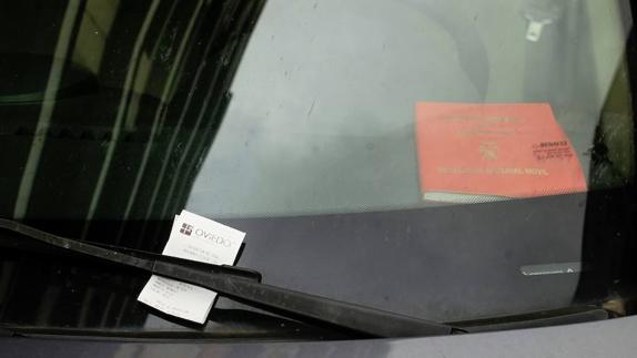 La multa de la ORA, en el vehículo de la UCO.