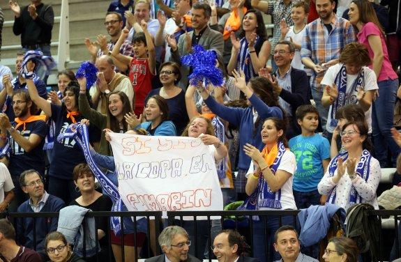 La grada, con pancartas, vibró como si fuera un partido más y lanzó rollos de papel al término del acto. 