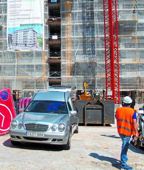 El coche fúnebre, ante el edificio de Urretxu donde tuvo lugar el accidente mortal. 