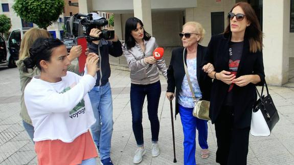 La mujer y la hija de Villa, a la salida esta mañana de su domicilio.