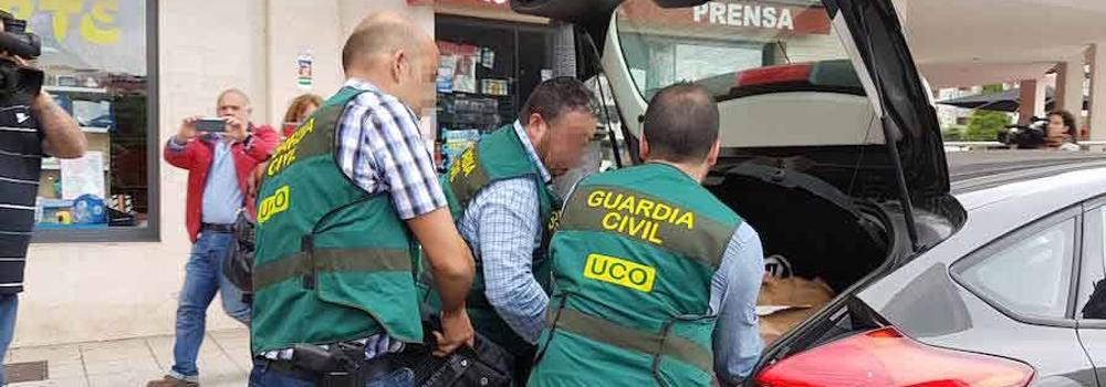 Los agentes de la UCO introducen en su vehículo parte de la documentación que recogieron en el domicilio de Fernández Villa. 