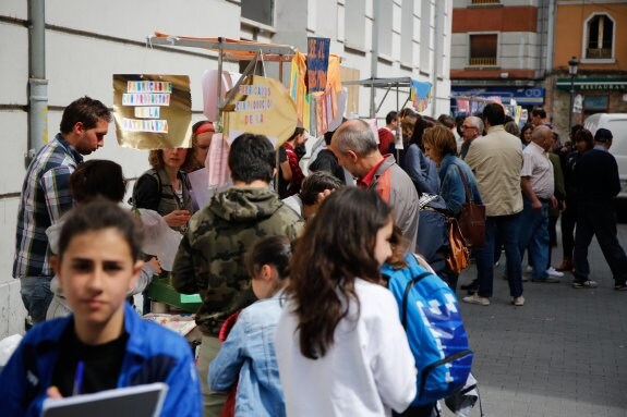 Escolares cooperativistas, ayer, en el mercado felguerino.:: J. C. ROMÁN